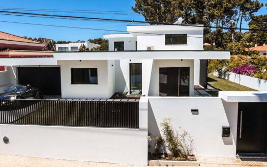 Contemporary Luxury Villa in Verdizela — Private Pool, Landscaped Gardens & Coastal Proximity