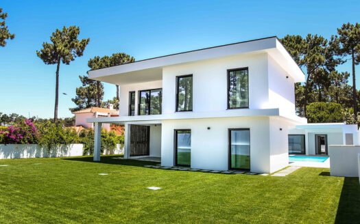 Contemporary Luxury Villa in Verdizela — Private Pool, Landscaped Gardens & Coastal Proximity