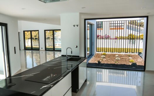 Contemporary Luxury Villa in Verdizela — Private Pool, Landscaped Gardens & Coastal Proximity