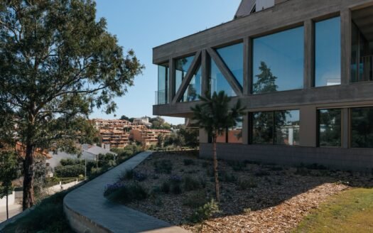 Luxury 4-Bedroom Villa with Sea & Mountain Views in Cascais