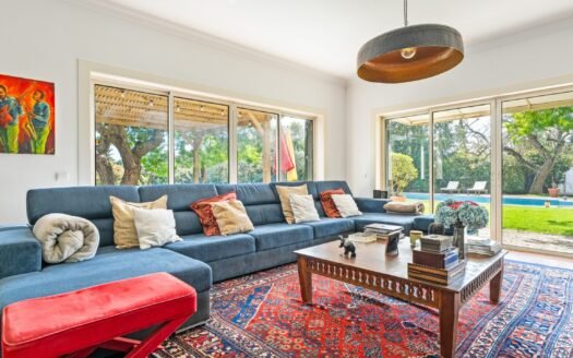 Traditional Villa in Cascais with Pool, Guest House & Large Plot
